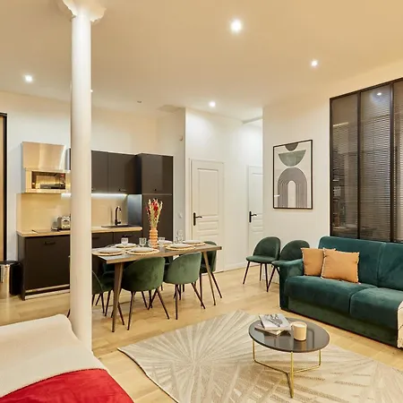 Apartment Center Of Sacre Coeur *